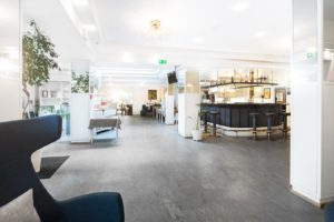 lobby mit bar und reception im hotel hoeldrichsmuehle