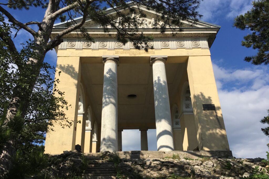 wandern zum husarentempel ab restaurant hoeldrichsmuehle