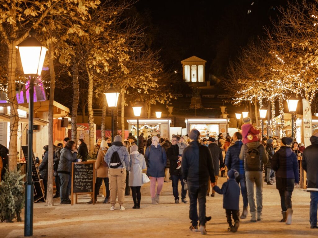 Candlelight Dinner mit den Aromen vom Advent Am knisternden Kamin bei einem Candlelight Dinner mit Weinbegleitung ein bisschen vom Alltag abzuschalten. Davor im Freien eine „Heiße Tante Lilli“ – unser winterliches Adventgetränk genießen. Danach verwöhnen wir  Sie mit einem 4-gängigen Advent-Candlelight Dinner mit Weinbegleitung durch unsere regionalen Thermenregion-Winzer...